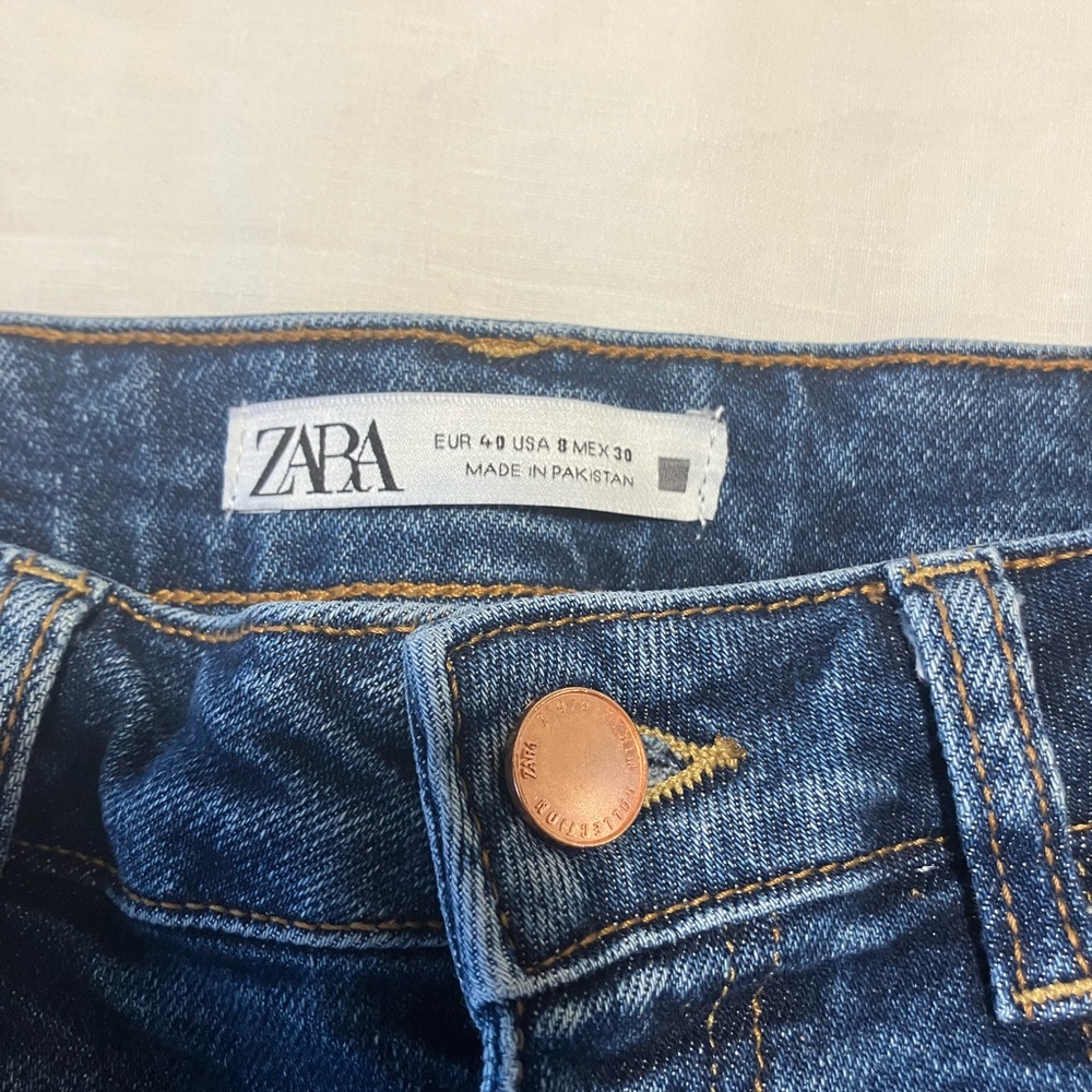 Flattering Jeans! In excellent condition, no rips or flaws.